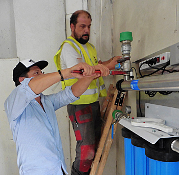 dws-aaws-uv-waterbox-greek-camp-installation2-350px-1