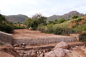 dws-acacia-kenya-workshop-dried-up-river-350px