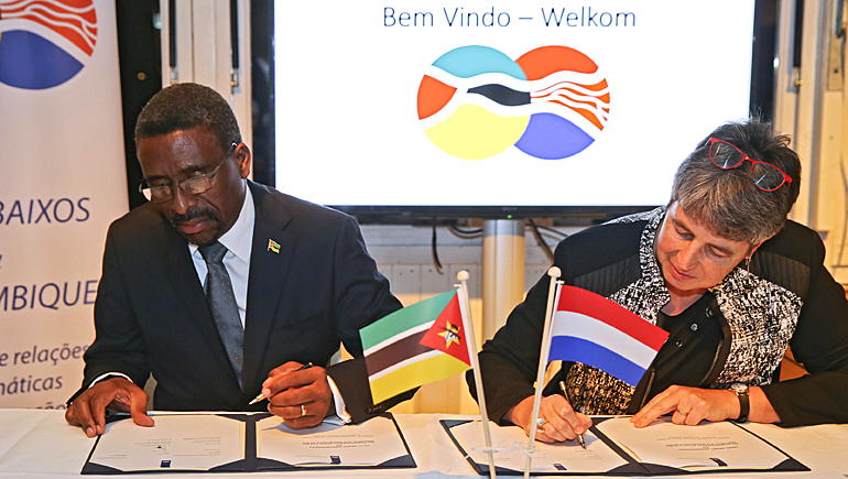 dws-aiww2015-mozambique-mou-signing-marinho-770px