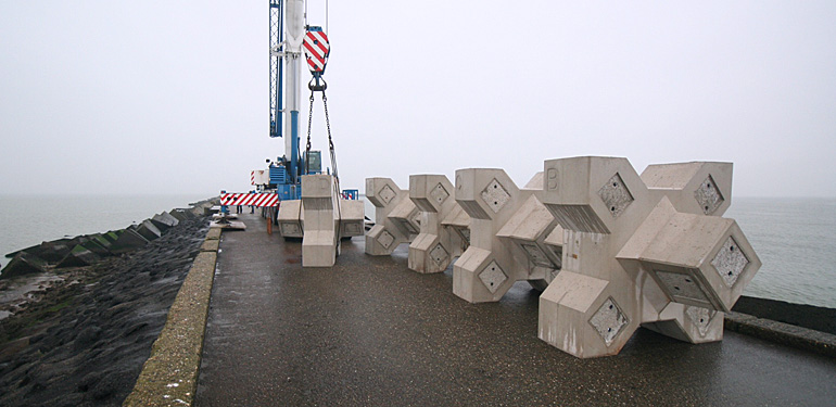 dws-bam-eco-xblocs-on-breakwater-ijmuiden-770px