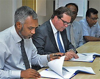 dws-boskalis-maldives-signing-muizzu-viersma-350px