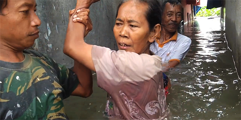 dws-cynthia-boll-jakarta-flood-people2-770px