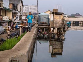 dws-cynthia-boll-jakarta-sea-wall-350px