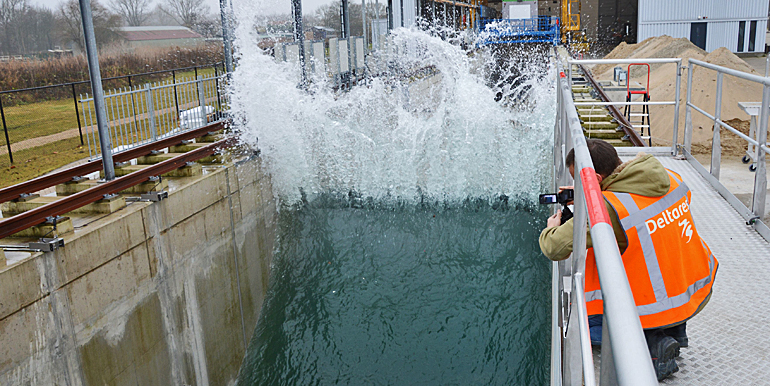 dws-deltares-vertical-sea-wall-splash-770px