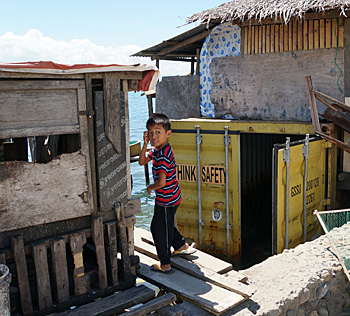 dws-drr-team-tacloban-poor-housing-350px