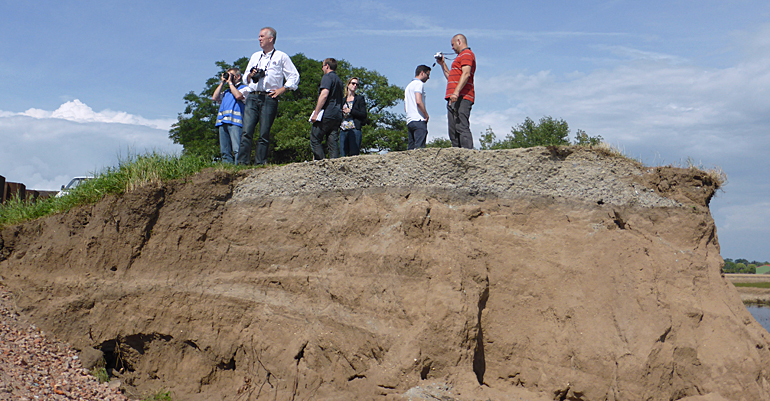 dws-elbe-dutch-german-inspection-on-dike-770px-1