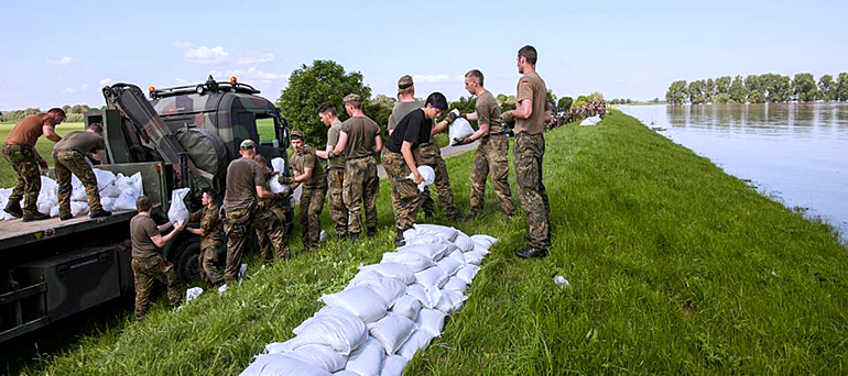 dws-elbe-dutch-soldiers-sandbags-dike3-770px-1