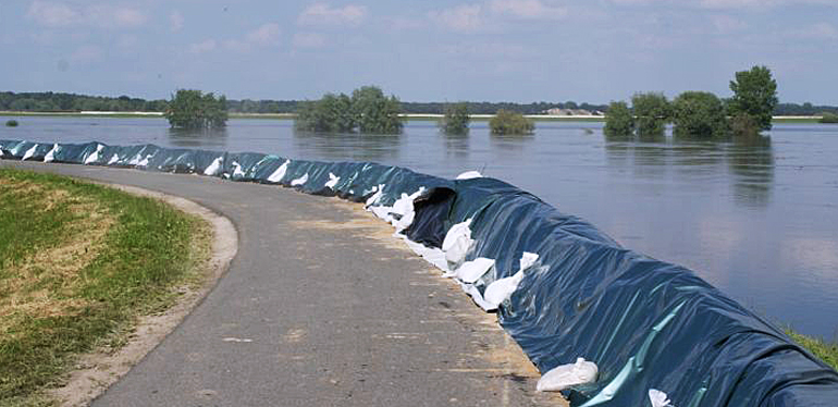 dws-elbe-sandbag-levee-bleckede-770px