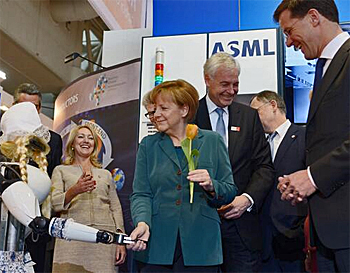 dws-hm2014-merkel-rutte-robot-tulip-350px