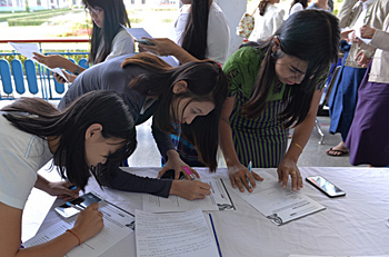 dws-hwc-myanmar-students-signing-up-350px