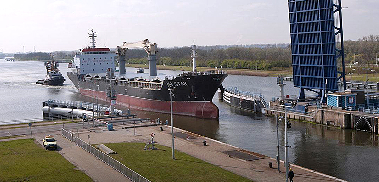 dws-ienm-new-lock-terneuzen-ship-770px