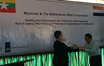 dws-myanmar-prikstok-handing-over2-350px