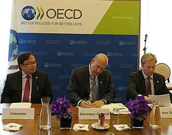 dws-oecd2015-signing-declaration-gurria-350px