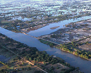 dws-rhdhv-canal-del-dique-flooding2-14-december-2010-350px