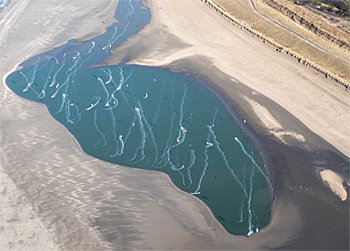 dws-sand-motor-aerial-2015-kite-surfers-350px