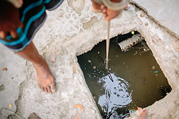 dws-snv-bangladesh-emptiers-pit-350px