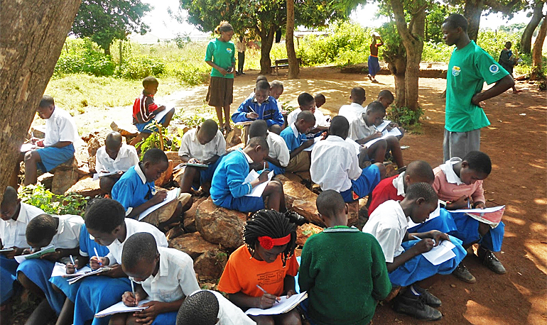 dws-snv-uganda-menstruation-school-770px-1