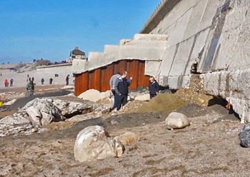 dws-team-van-oord-chesil-cove-sea-wall-damage2-350px