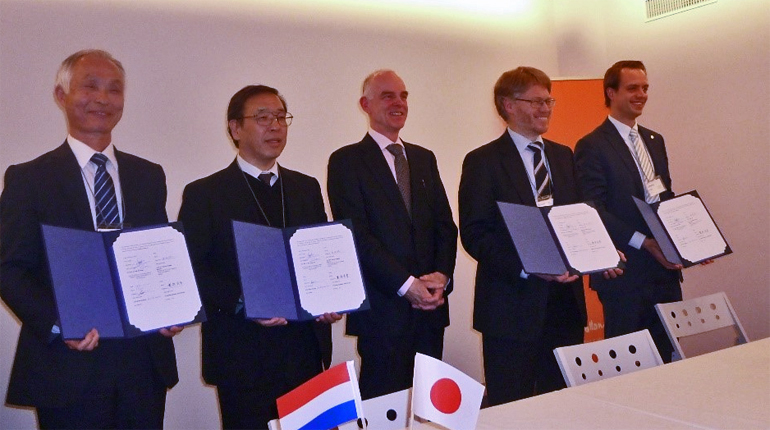 dws-tudelft-otec-japan-signing2-770px