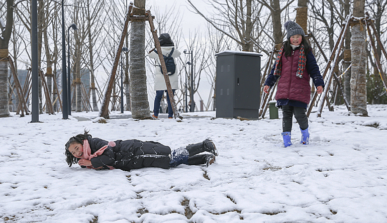 dws-west8-xinhua-park-shanghai-snow-children2-770px