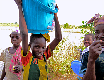 dws-witteveenbos-ghana-gonja-water-boy-350px