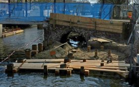 Renovation activities of a bridge over the Boerenwetering canal in Amsterdam. Photo: Fons Heijnsbroek / Unsplash