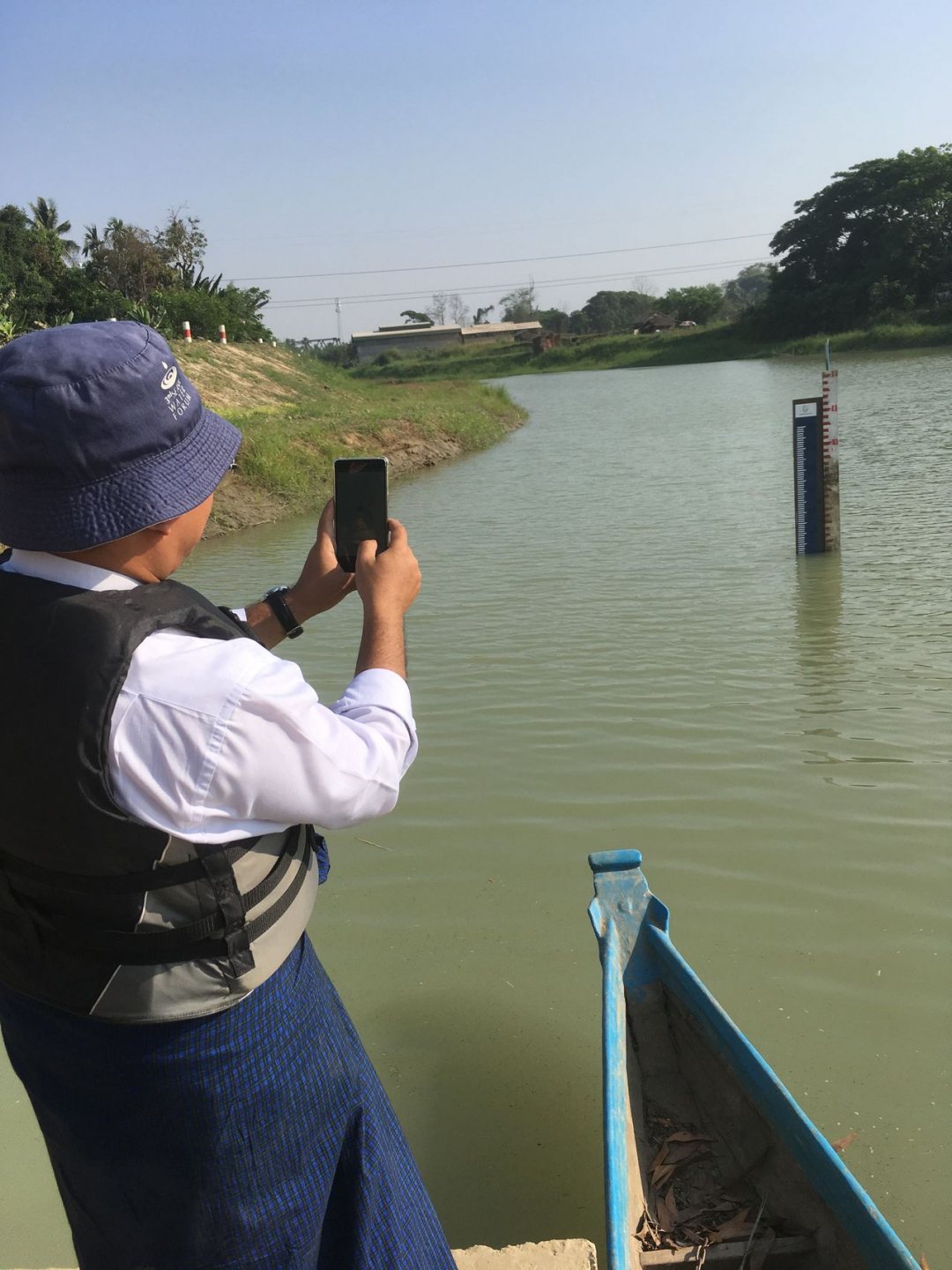 transmit data on river levels with special developed apps