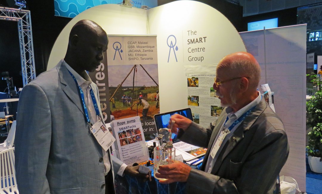 Director general Peter Mahal Dhiet Akat of South Sudan and Henk Holtslag at the booth of Smart Centre Group