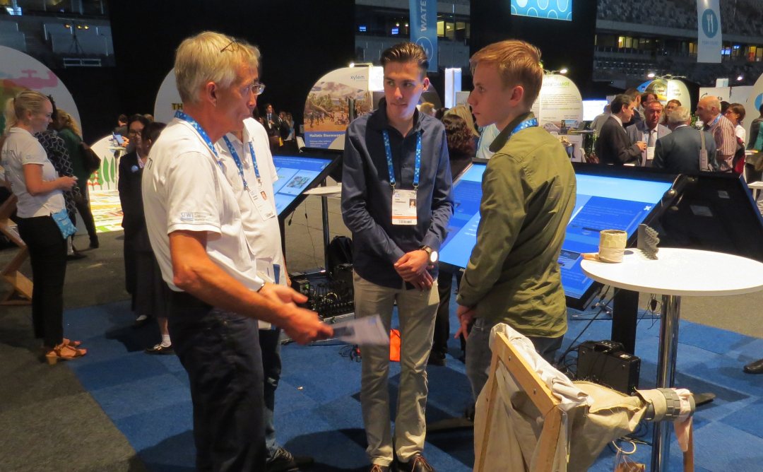 Two Dutch students talk to the jury of the Stockholm Junior Water Prize.