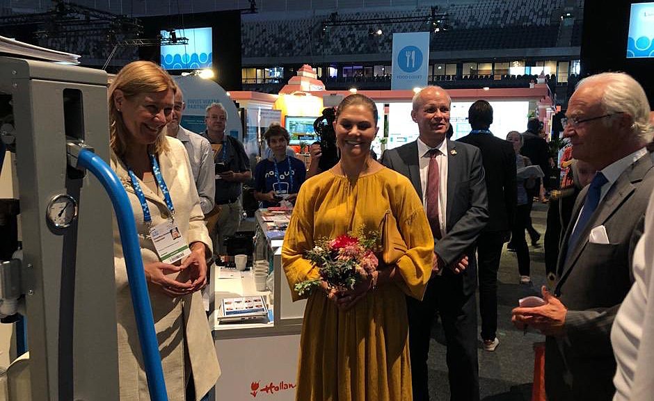 Swedish king Gustav and crown princess Victoria visiting the Dutch pavilion