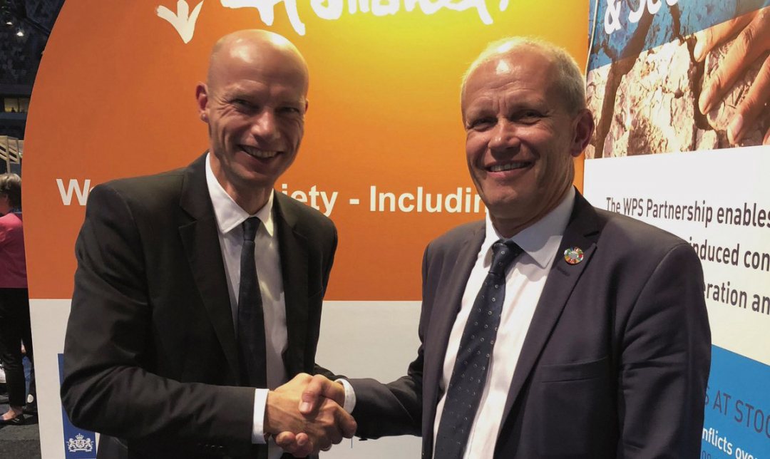 Hrnk Ovink and Torgny Holmgtrn shake hands on the new partnership between SIWI and the Dutch government