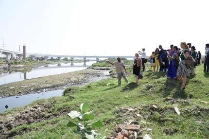 Dutch king and queen at the extremely polluted Barapullah Drain in New Dehli.