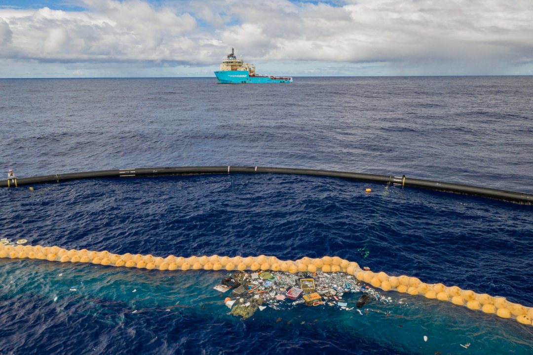 Extended cork line and U-shaped floating barrier of Ocean Cleanup in Pacific Ocean