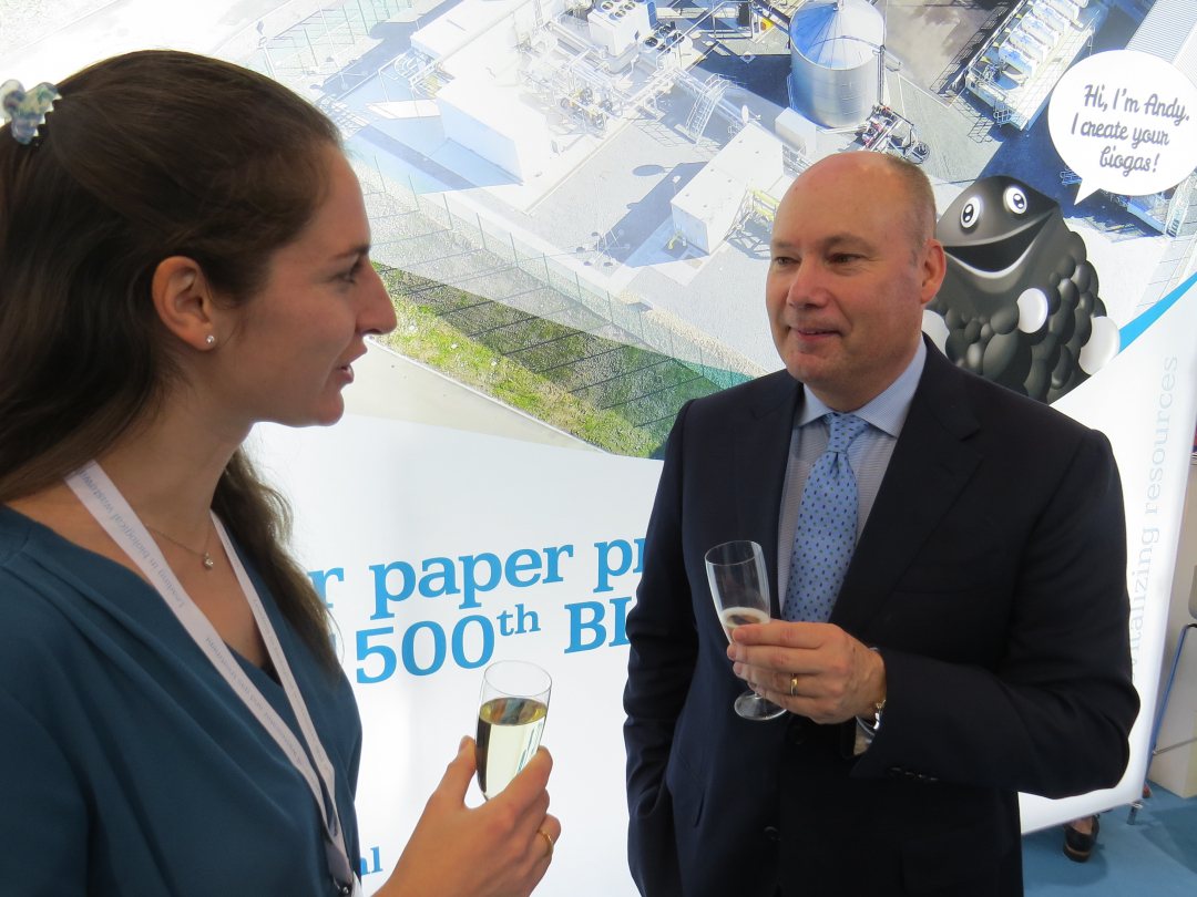 CEO Stephan Bocken of Paques and Jelena Brown of DS Smith celebrating the delivery of the 1500th Biopaq waste water treatment plant.