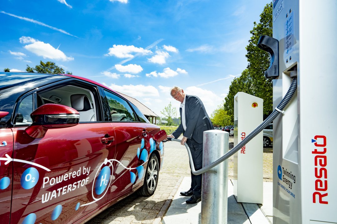 Hydrogen filling station at KWR for onw car fleet