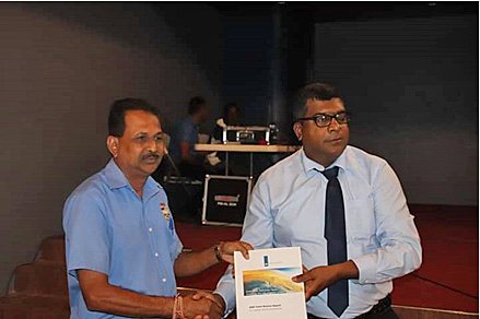 Dutch consul in Fiji, Roderic Evers (roght), hands overt the final DRR-report to minister Dr. Mahendra Reddy of Waterways of Fiji.