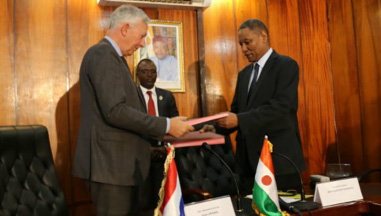 Niger finance minister Mamadou Diop and Dutch ambassador Jolke Oppewal signing financial agreement on drinking water project