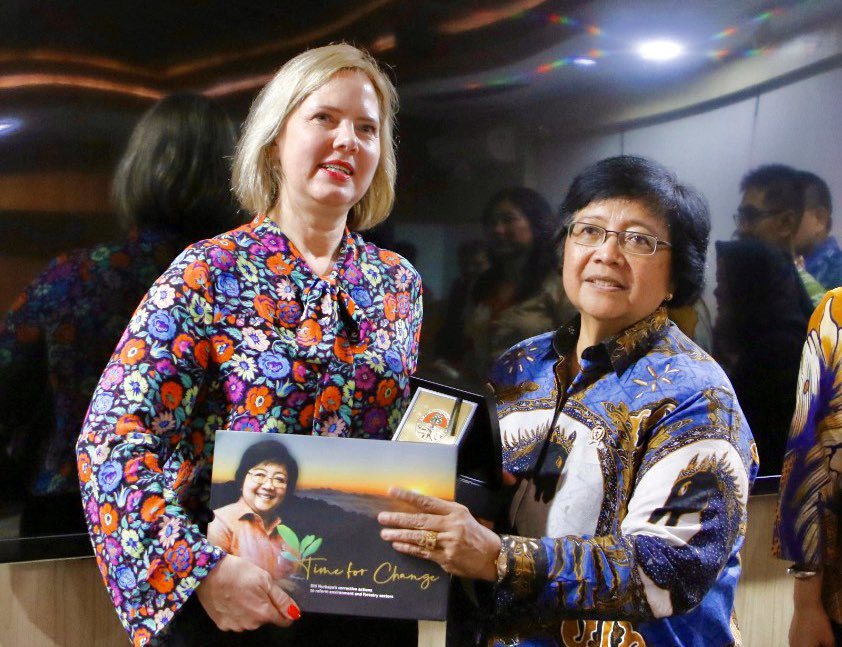 Dutch minister Van Nieuwenhuizen and Indonesian minister Siti Nurbaya