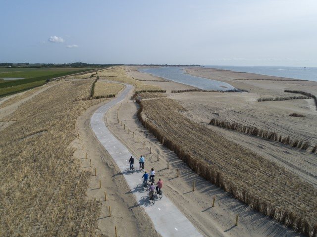 Typical Dutch cycle track on sea levee with view on man-made beach. (photo: HHNK)