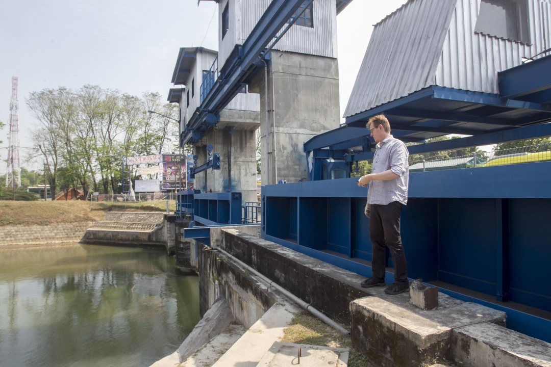 Project leader Maurits Ersten of TU Delft near dam on Brantas river, Indonesia