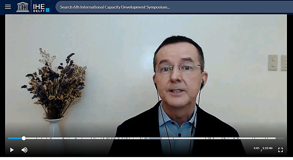 Moderator Wouter Lincklaean-Ariëns during the online IHE- conference on capacity development.