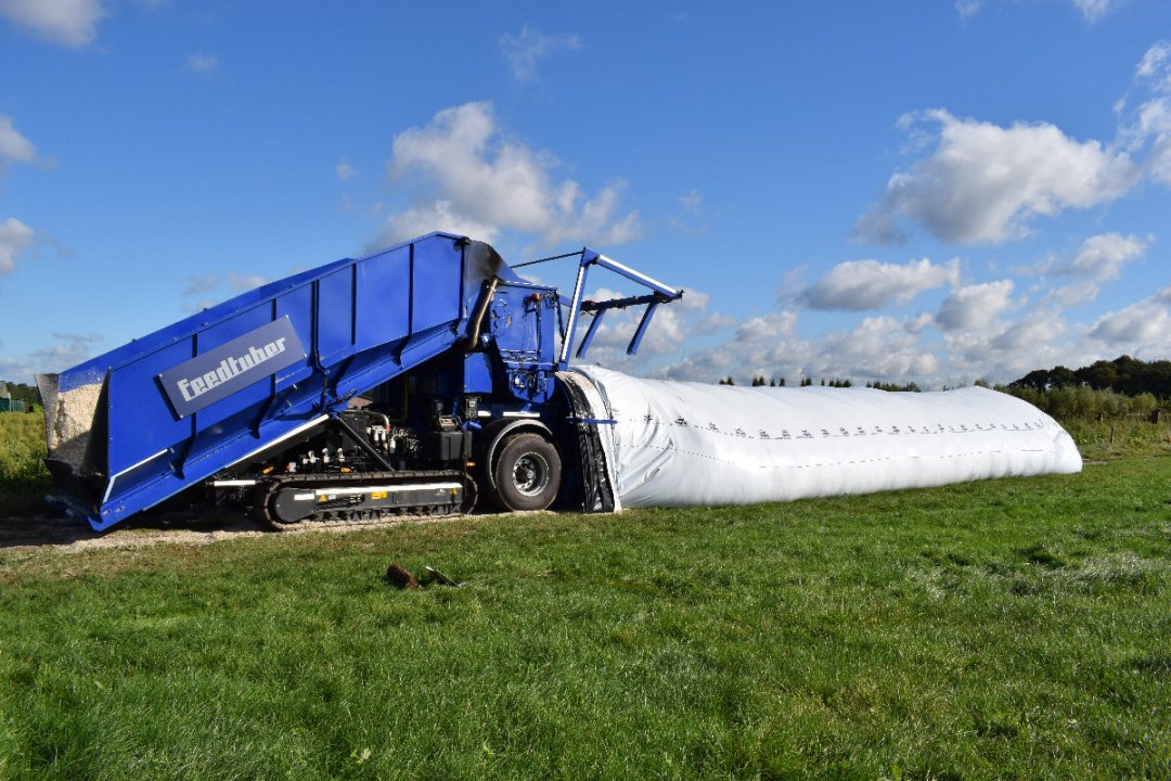 Feedtuber for bagging sewage treastment sludge