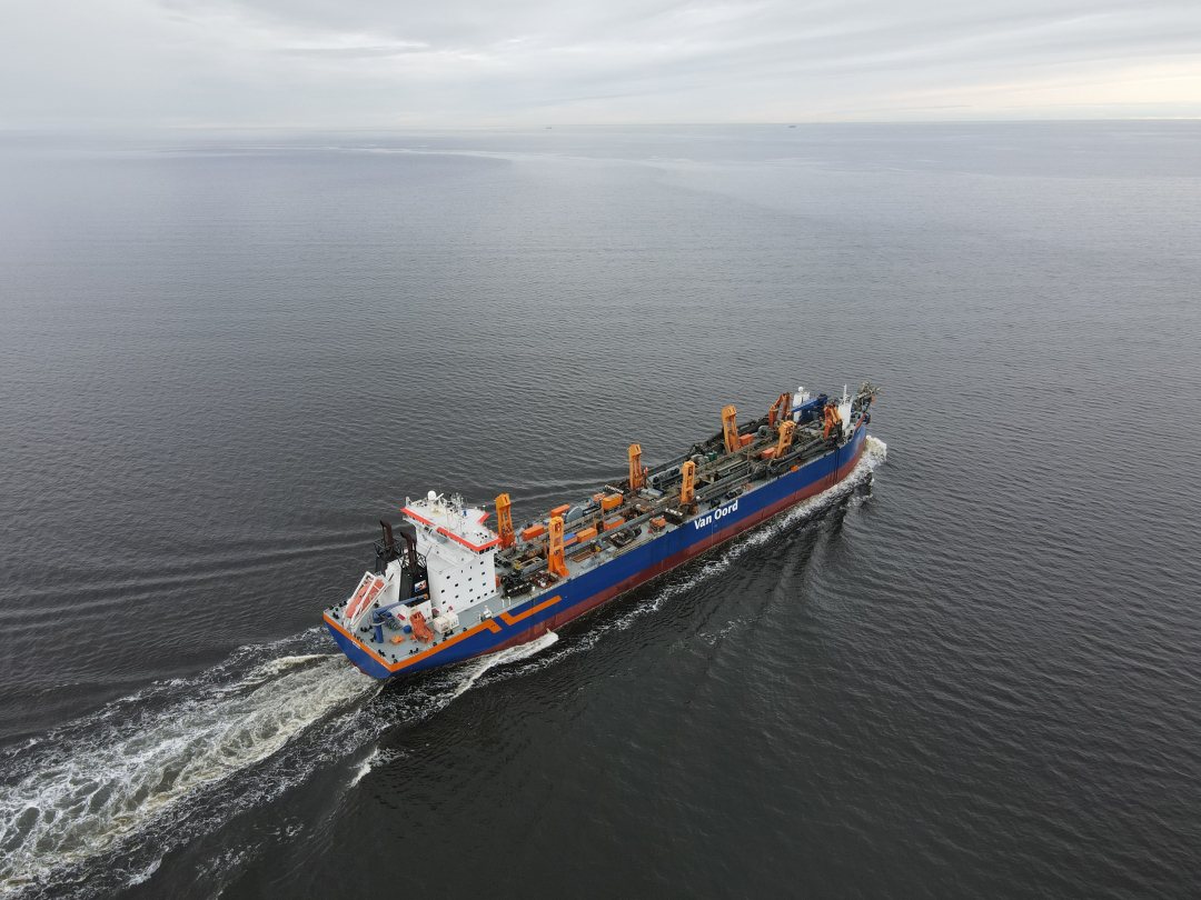 Trailing suction hopper dredger HAM318 of Van Oord at sea
