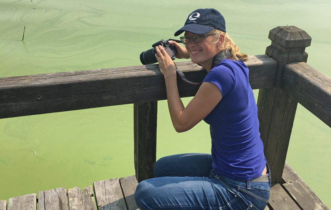 Annette Janssen of Wageningen University studying algae bloom at lake Loosdrecht, the Netherlands (photo: NIOO)