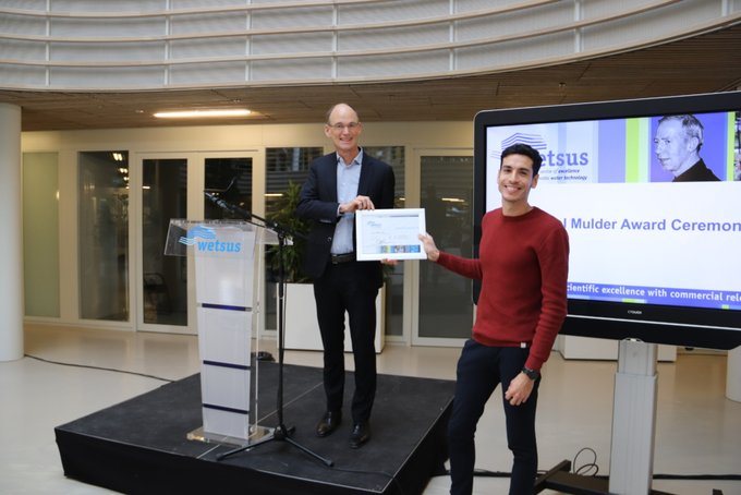 PhD researcher Ettore Vigra receives Marcel Muider 2020 award from professor Cess Buisman.