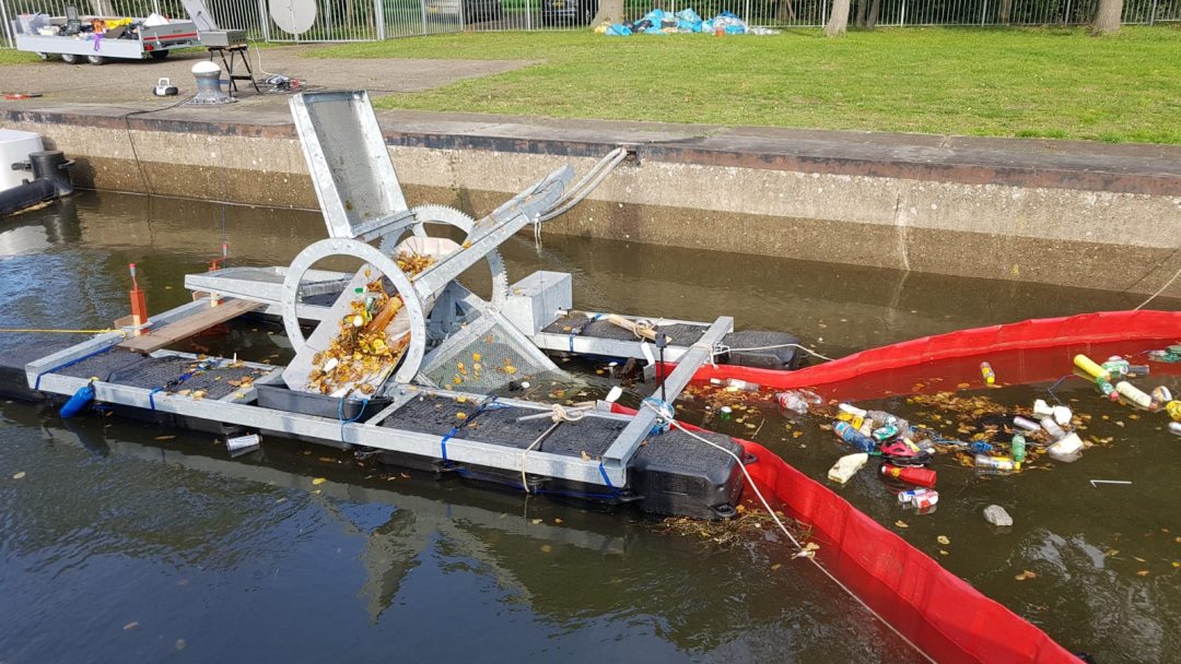 Floating collector Circleaner to remove plastic soup from surface water