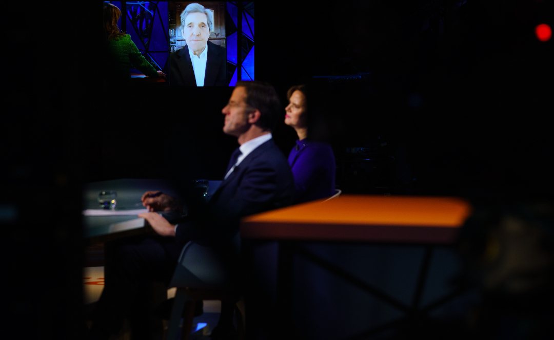 Dutch prime minister Rutte and minister Van Neiuwenhuizen watching the contribution of US climate envoy John Kerry during the Climate Adaptation Summit