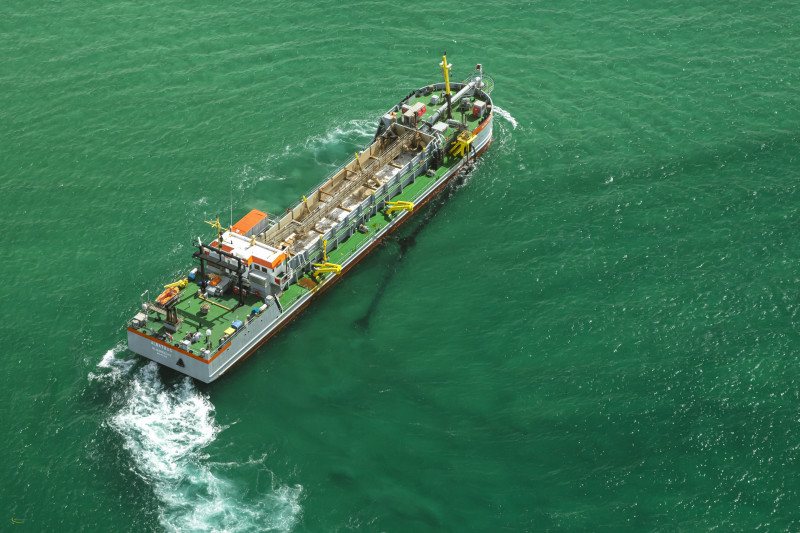 Dutch Dredging tshd Albatros at Tweed Sands, Australia