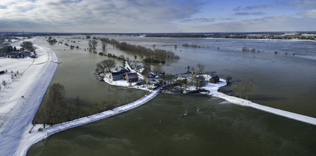Mound in Waal/Rhine river during peak discharge in February 2021