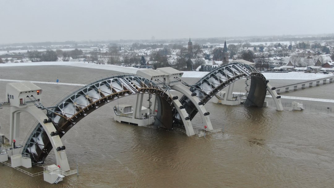 Driel weir on the Lower Rhine, with its two sluice gates up during a peak flow